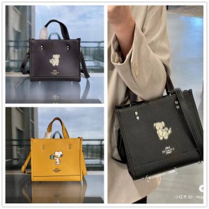 蔻驰CD448 CE918 COACH X PEANUTS DEMPSEY TOTE 22史努比小狗托特包