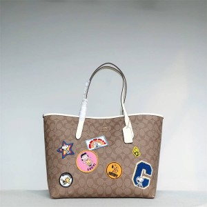 蔻驰官网女包Coach & Peanuts联名史努比徽章city tote购物袋4292